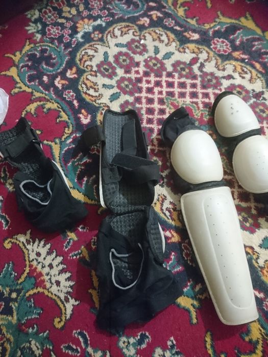 Продам комплект наколенников