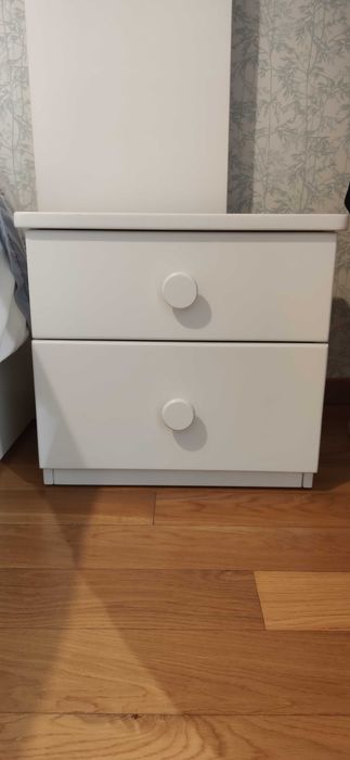 Quarto solteiro com mesinha e colchão