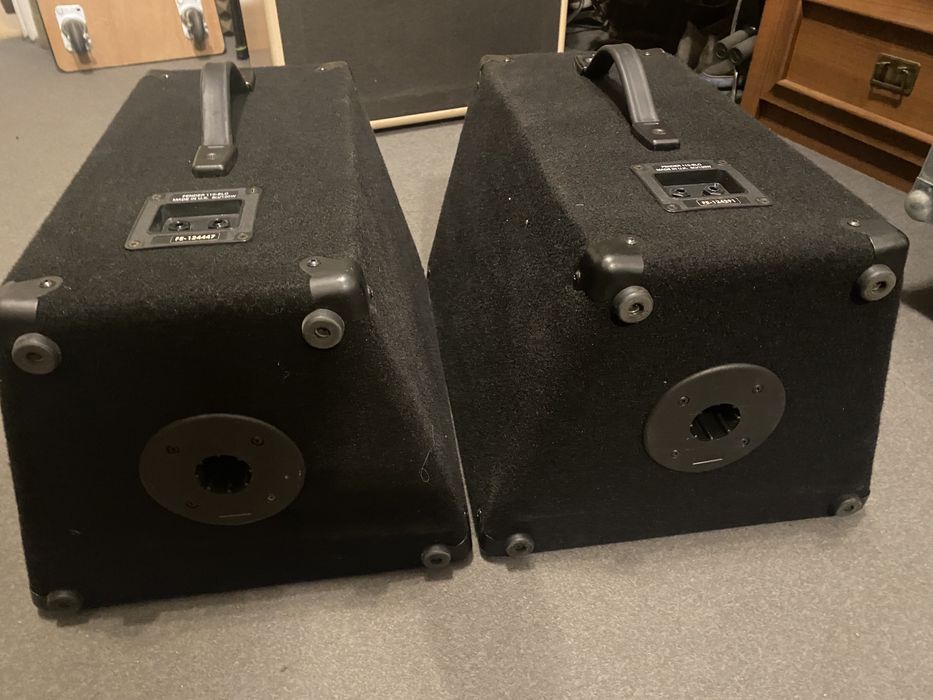 Kolumny szerokopasmowe Fender do systemu nagłośnieniowego.