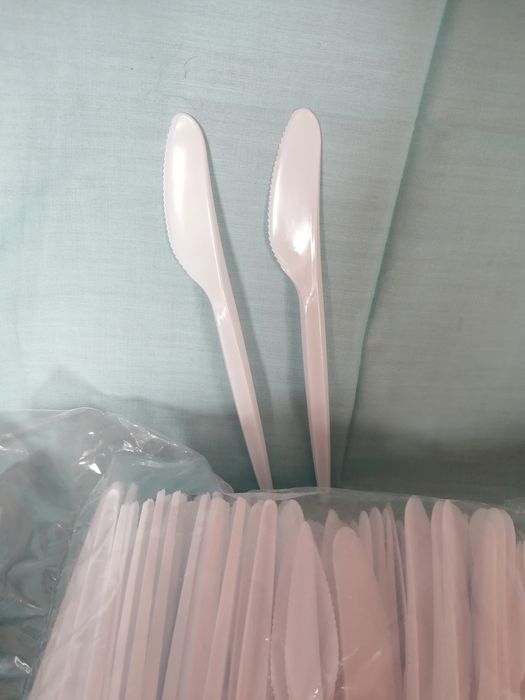 Facas de plástico.