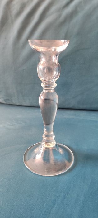 Високий скляний підсвічник в ідеальному стані