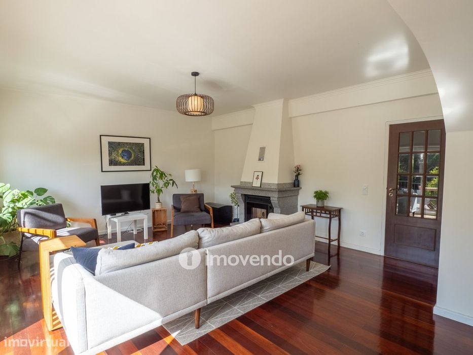 Moradia T6 com jardim, terraço e garagem, em Rio de Mouro