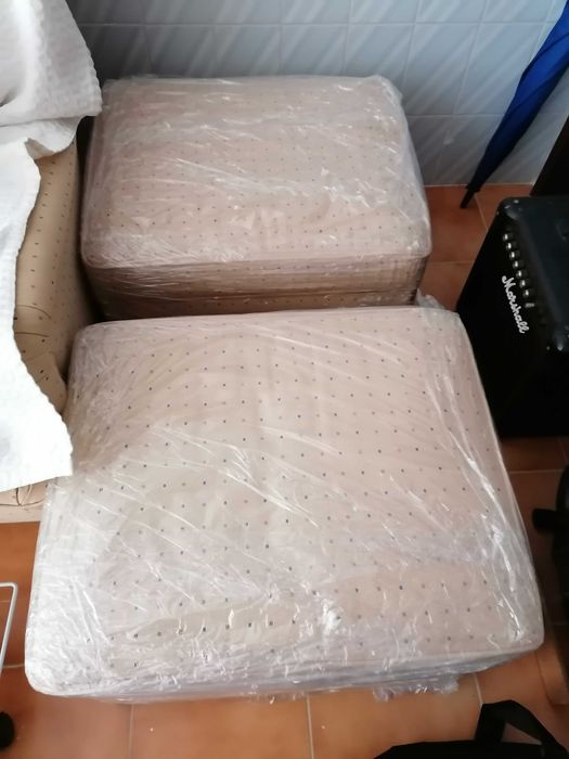 2 pufes com arrumação tipo baú