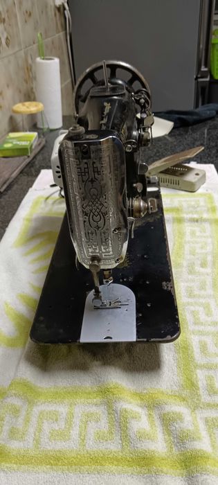 Maquina SINGER antiga a funcionar