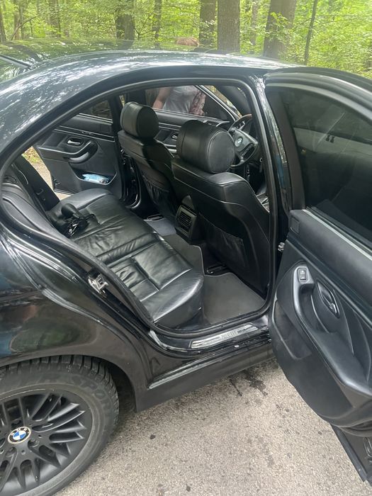 BMW E39 black sedan