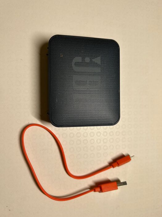 Coluna JBL GO Essencial preta