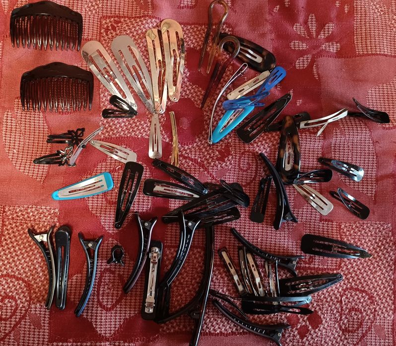 Acessórios de cabelo (dezenas de ganchos) totalidade.