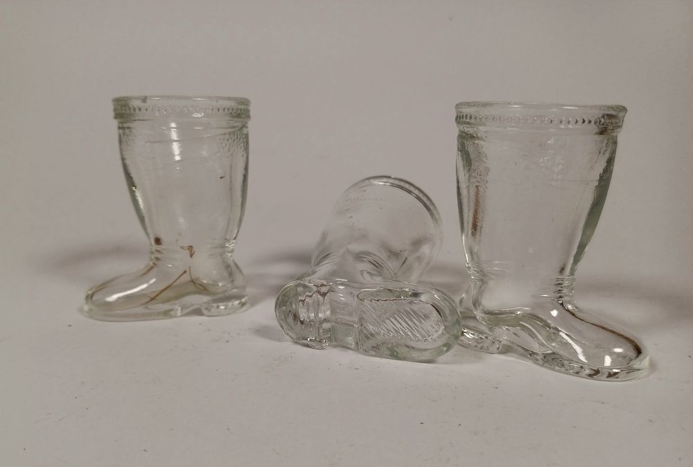 Trzy kieliszki buty - szkło prasowane - Vintage  - PRL