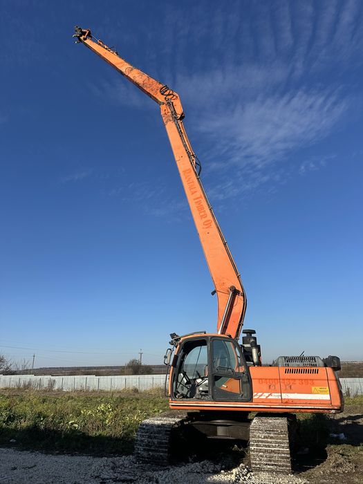 Екскаватор з довгою стрілою