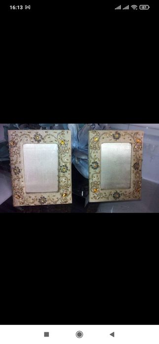 2 molduras dourado e cetim amarelo com bijuterias