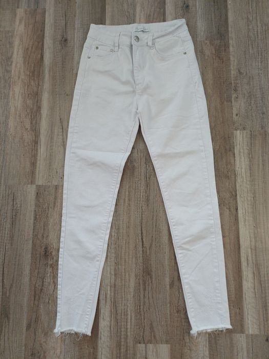 Białe Spodnie Jeansy Skinny Paris&me z Haftem i Strzępioną Nogawką S / 36