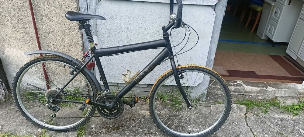 Rower crossowy praktycznie nie używany. Jednak widać ślad czasu.