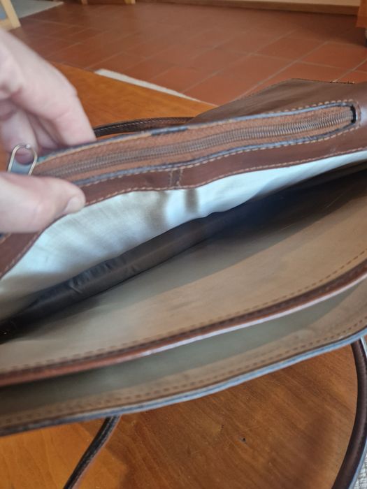 Pasta castanha em pele genuína.