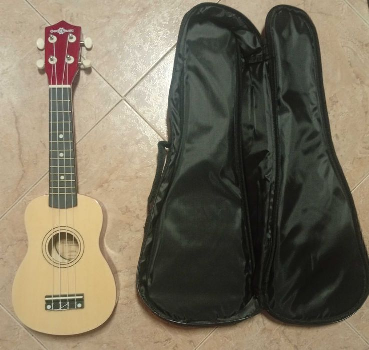 Ukulele novo, com saco e suporte