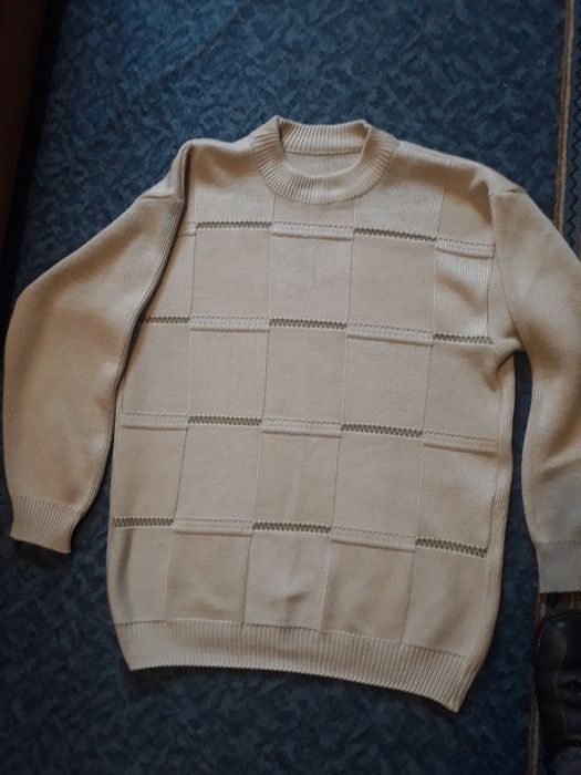 В наявності в гарному стані светер.
