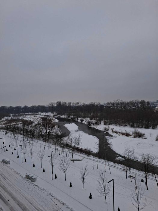 Продаю панорамну 4кімнатну квартиру на березі річки.Газифікована.110м2