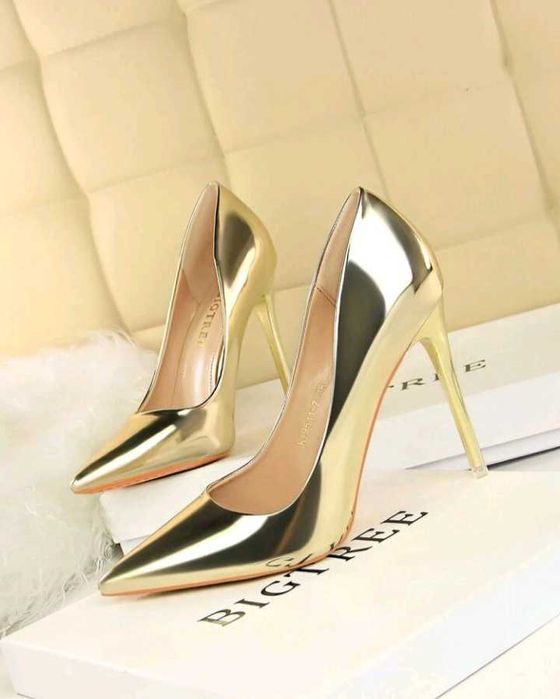 Sapatos dourados novos em promoção