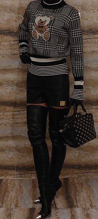 Sliczny golfik z przepięknym ozdobnym Misiem o niebagatelnym design