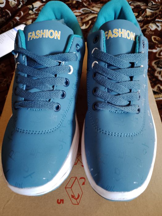 Продам жіночі кросівки.