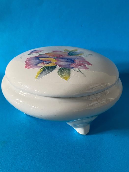 Caixinha antiga de porcelana