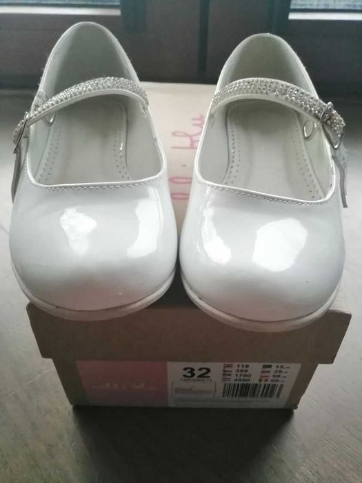 Białe lakierowane buty dla dziewczynki firmy Nelly Blue, rozmiar 32
