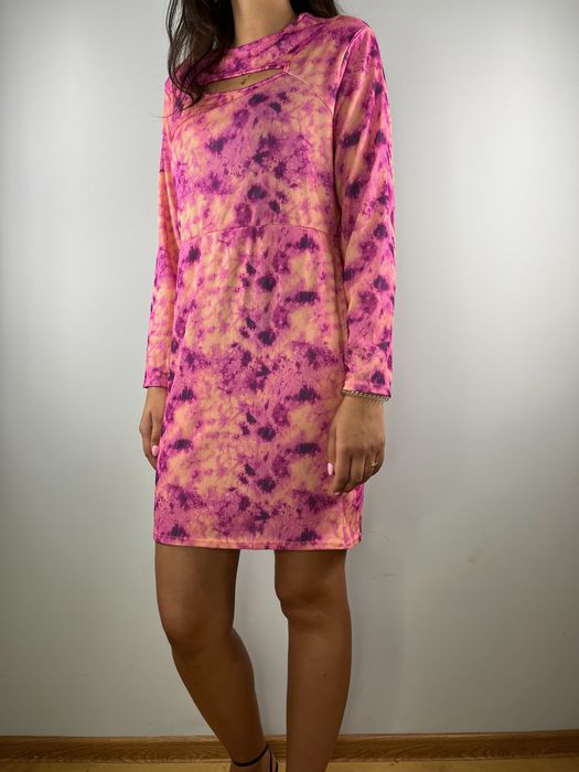 Kolorowa sukienka z wycięciem na dekolcie Boohoo rozmiar 44