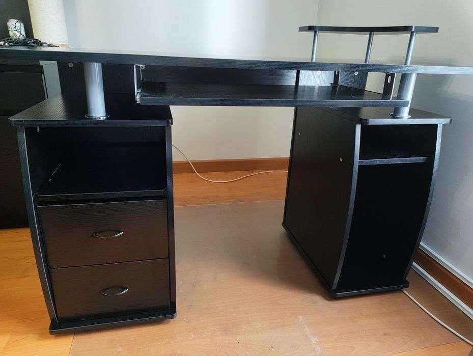 Secretária com espaço para torre de pc - muito bom estado