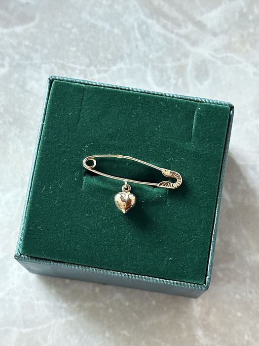 Продам нову золоту булавочку з сердечком