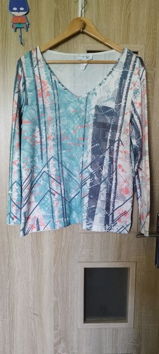 Sweter z dekoltem w serek