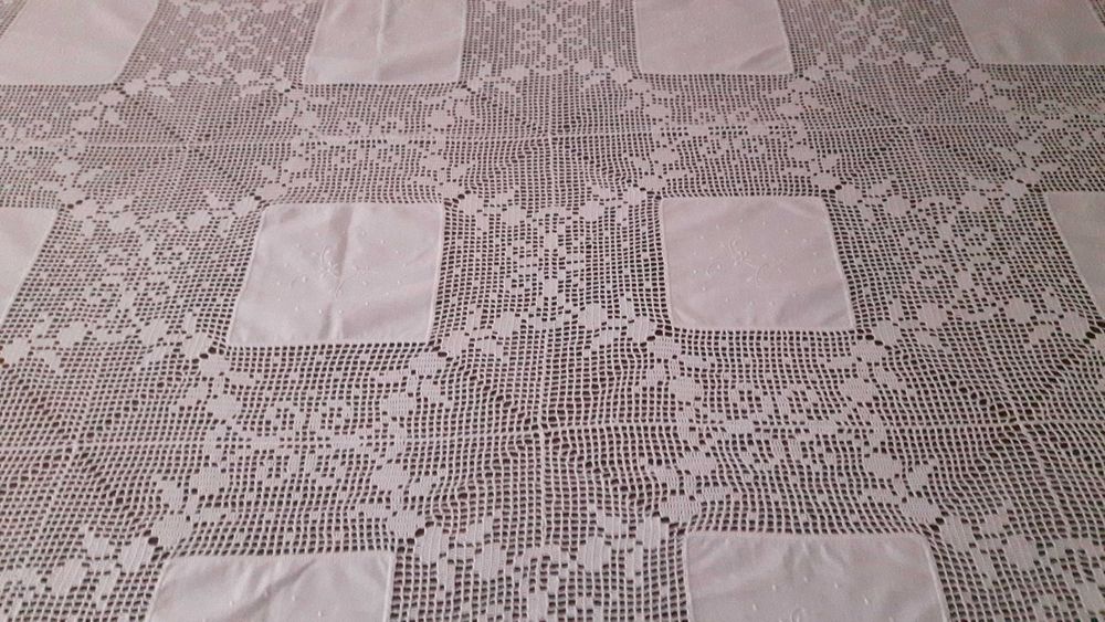 Toalha de mesa em linho e croché feita a mão