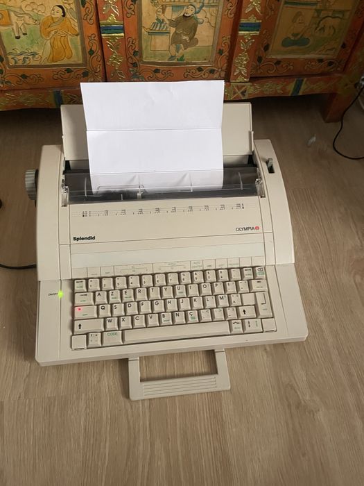 Maquina escrever eletrica a funcionar