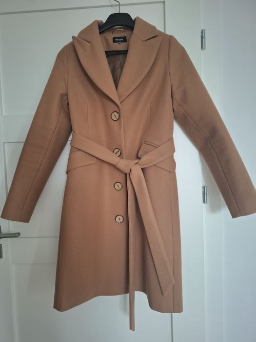 Elegancki modny płaszczyk damski