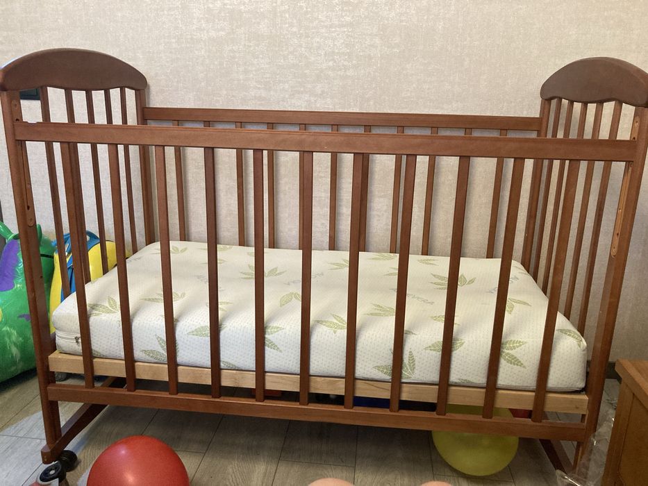 Продам дитяче деревʼяне ліжко