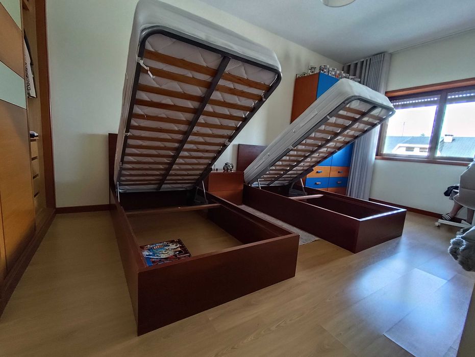 Camas individuais solteiro, estrado elevatório, em bom estado