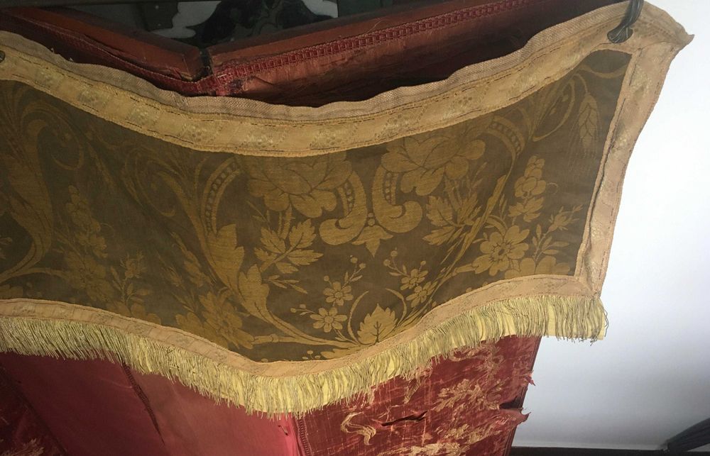Brocado com franja SecXVIII e talha em madeira maciça Sec XIX