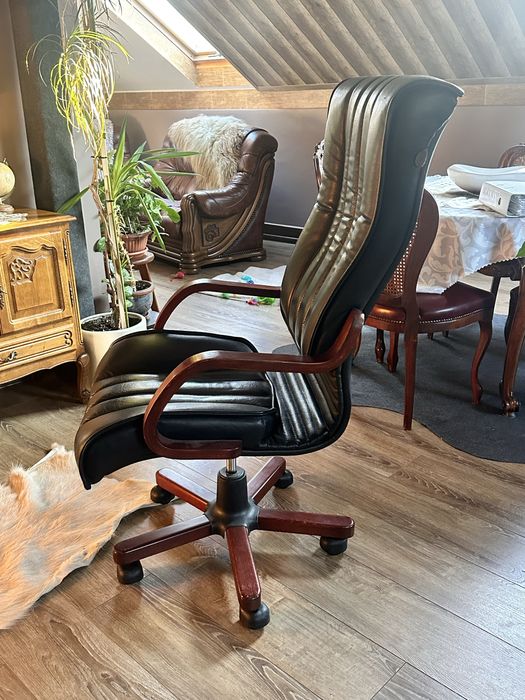 Fotel gabinetowy obrotowy naturalna czarna skóra plus drzewo lite