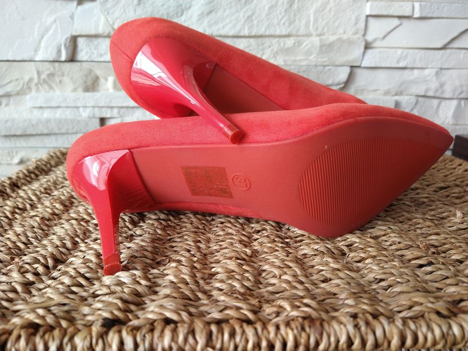 Piękne pomarańczowe szpilki