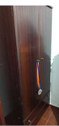 roupeiro de 2 portas e gavetas inferiores em tom de madeira escura