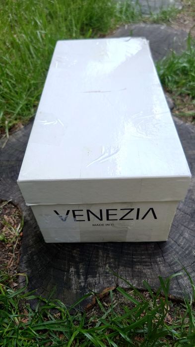 Venezia srebrne skórzane klapki koturny na korku.
