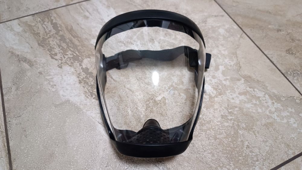 Полно лицевая защитная маска.