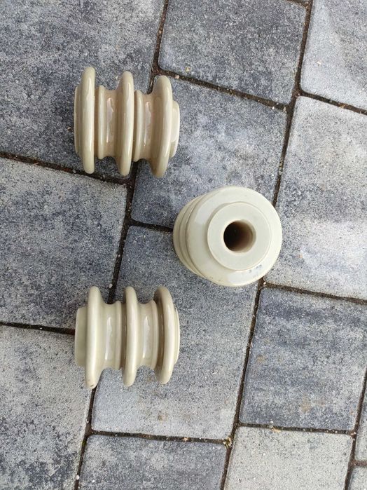 Izolator szpulowy i mocowania do nich