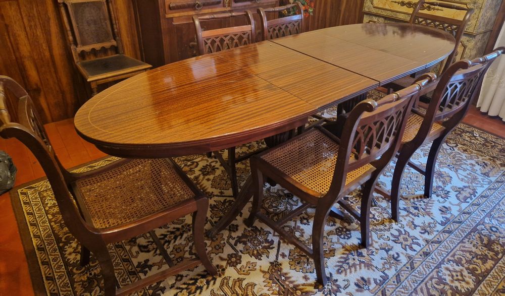 Mesa de Jantar Extensível Clássica em Madeira Maciça