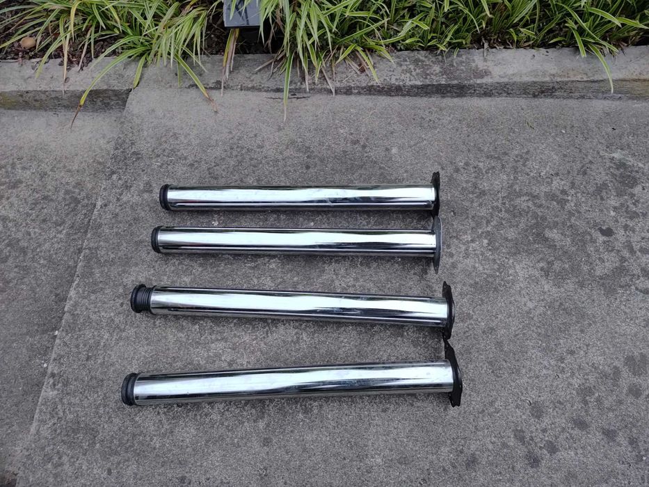 Zestaw czterech metalowych nóg meblowych do blatów mebli