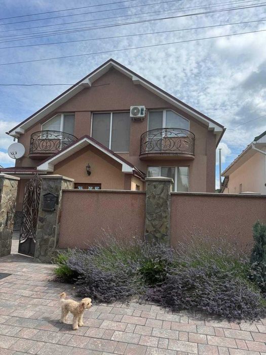 Продається сучасний 1,5-рівневий будинок у с. Барвінок