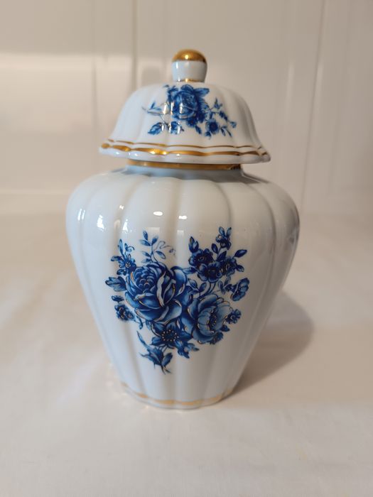 Pote Porcelana. Branco Azul e Dourada. Spv.. 20 cm.
