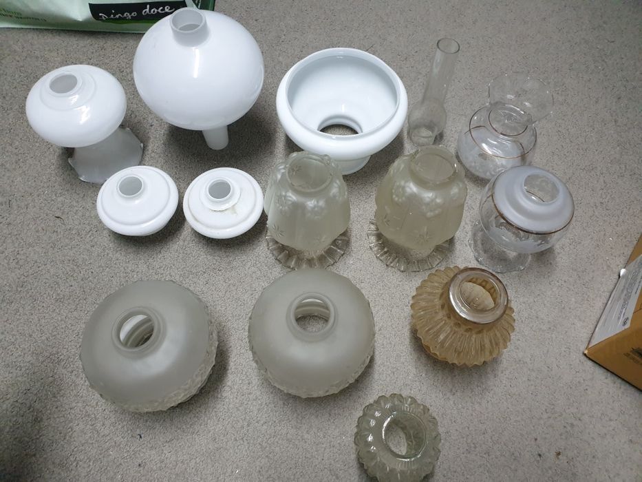 Diversos globos de candeieiros antigos