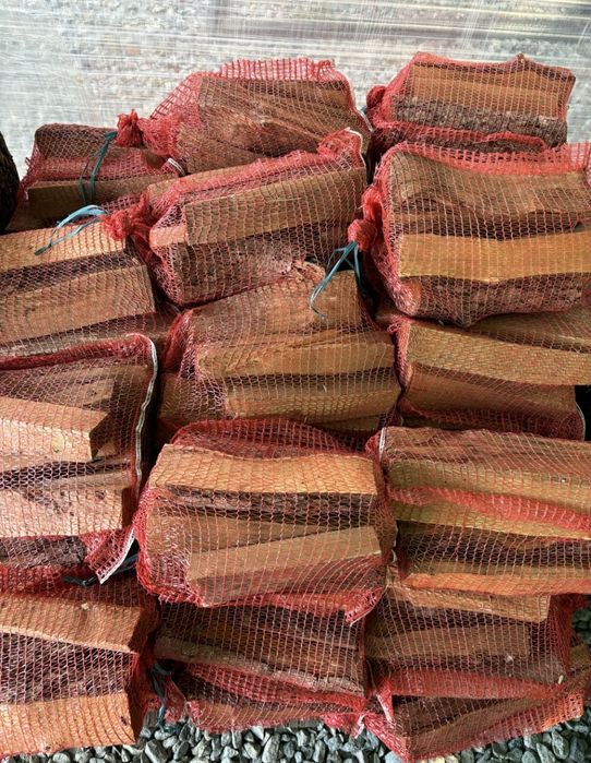 Дрова в мішках та сітках