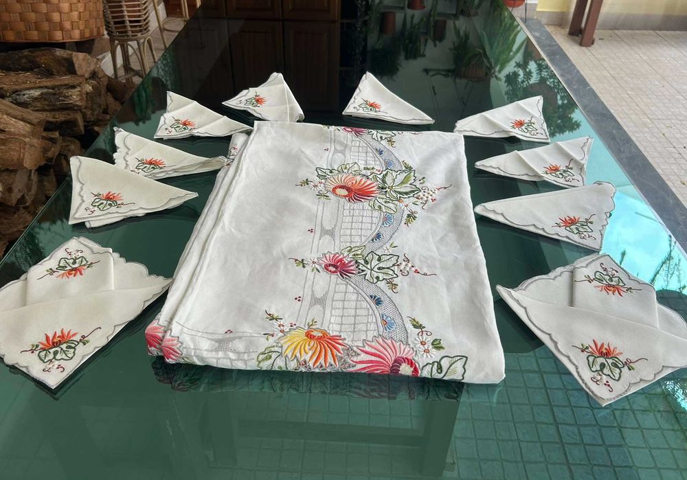 Toalha de mesa da Madeira, em linho antigo, bastante bordada