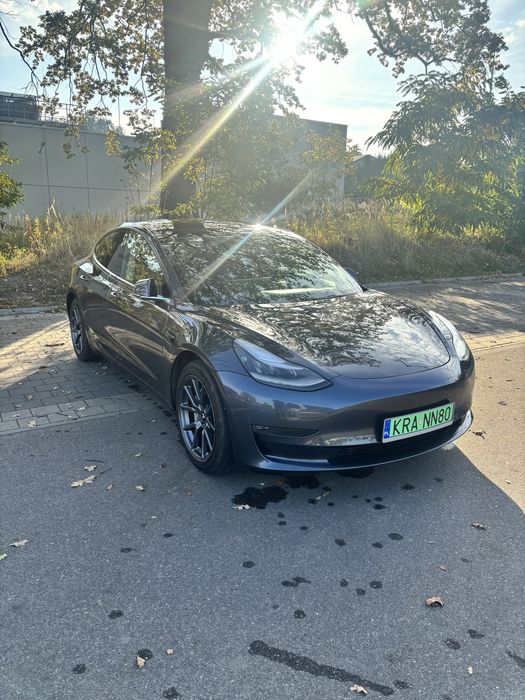 Tesla Model 3 na sprzedaż