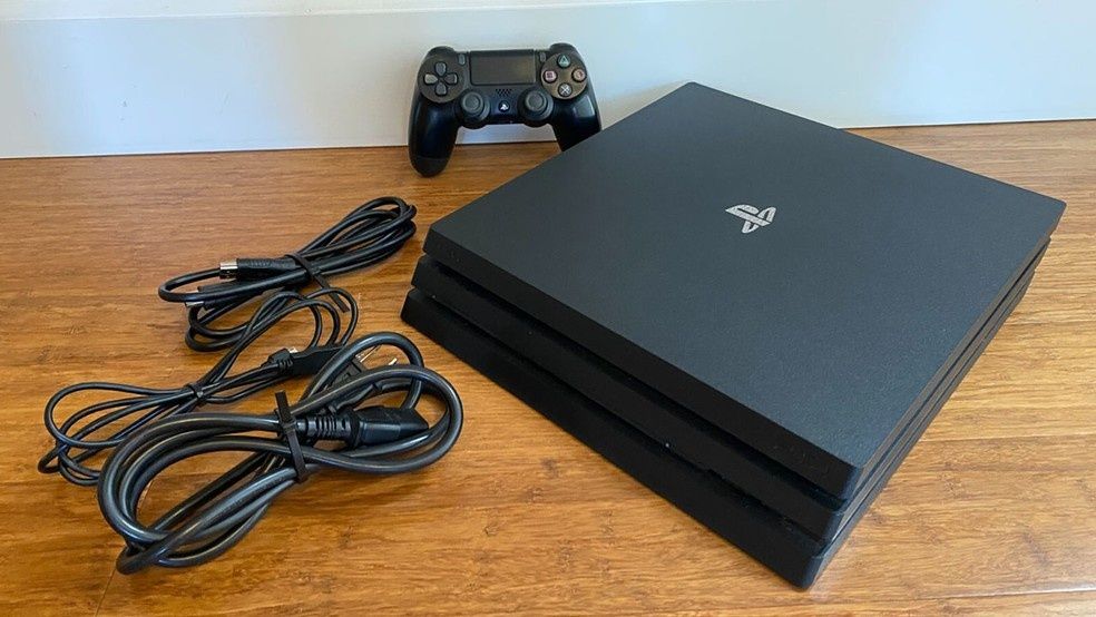 PS4 1000GB 2 Controles +1 Jogo
